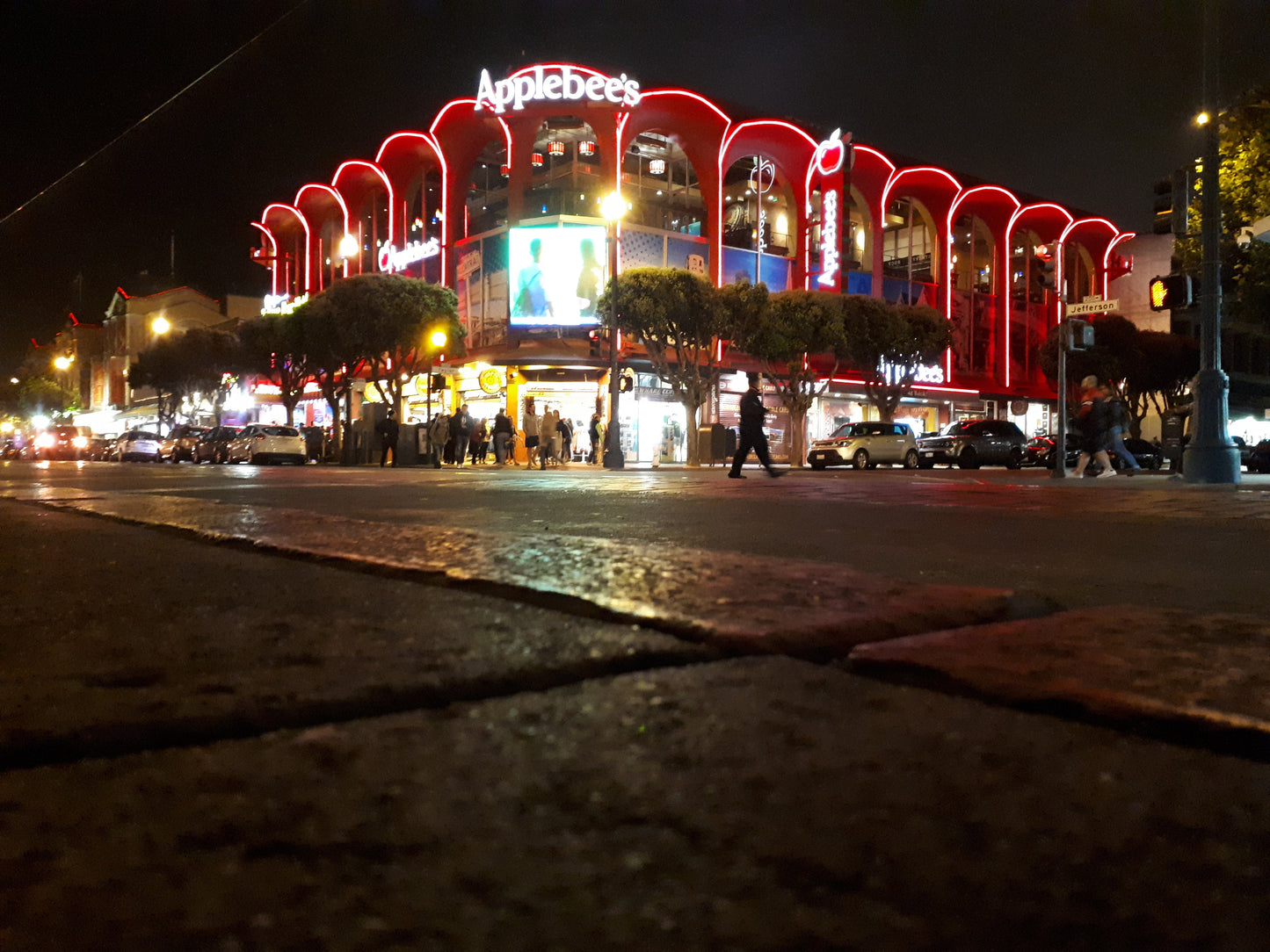 Farbiges Urbanes Nachtbild an der Straße auf Leinwand gedruckt
