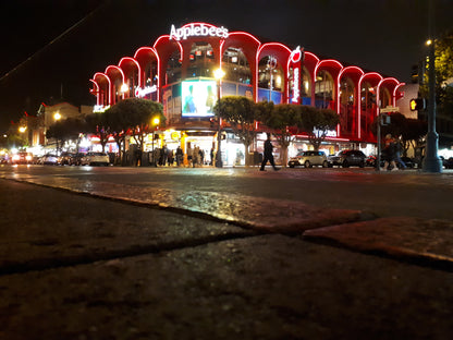 Farbiges Urbanes Nachtbild an der Straße auf Leinwand gedruckt