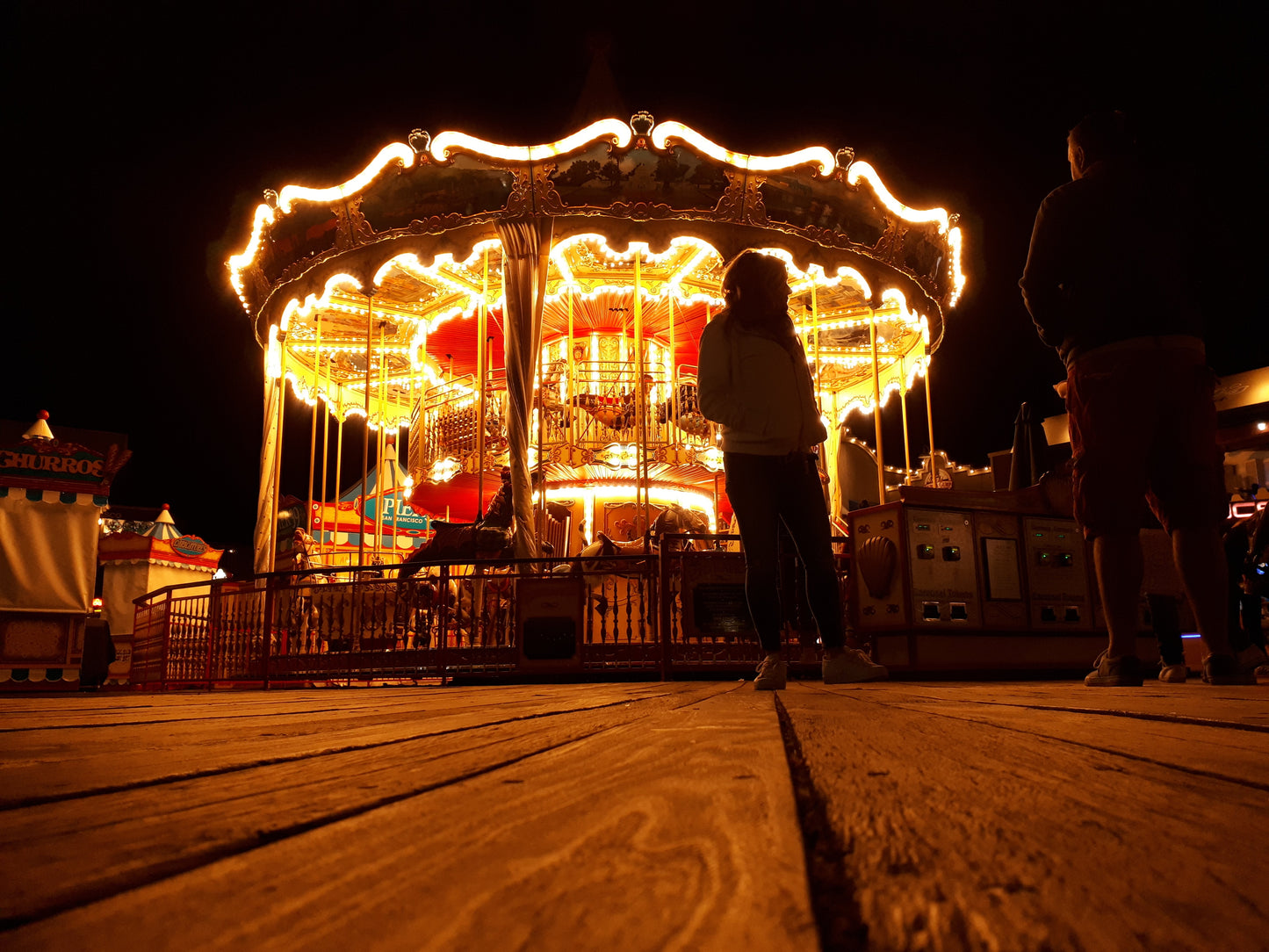 Fotografie mit Karussel in der Nacht auf Leinwand gedruckt