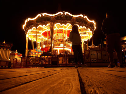 Fotografie mit Karussel in der Nacht auf Leinwand gedruckt