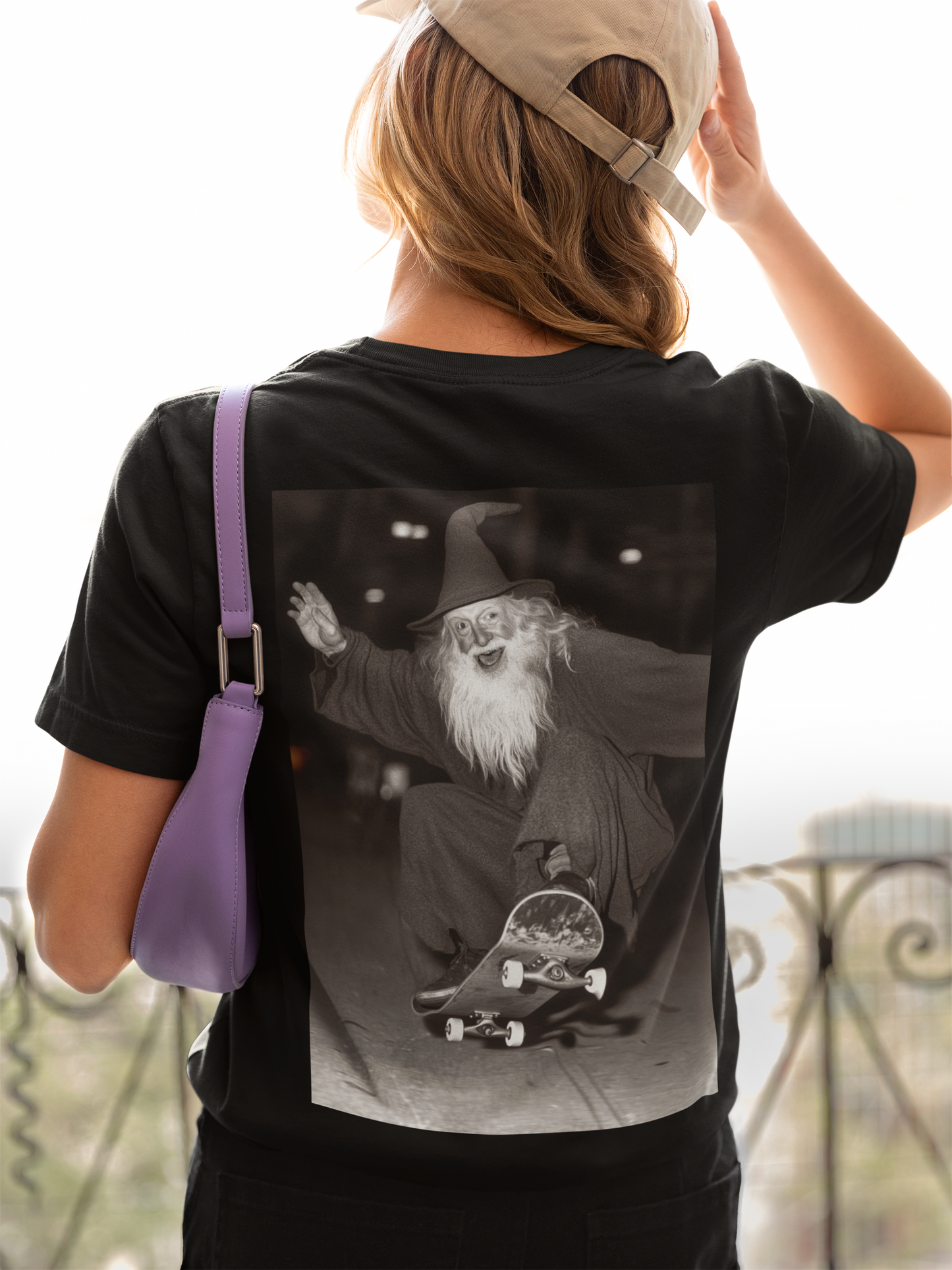 Damen_T-Shirt_Happy_skateboarding_Wizard_Backprint Glücklicher_skateboardender_Zauberer