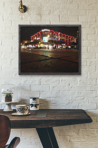 Farbiges Urbanes Nachtbild an der Straße auf Leinwand gedruckt